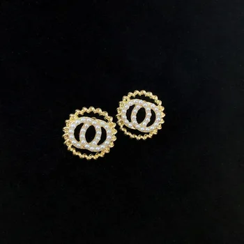 Европейските и американските женски перлени двойни пръстени Геометрични нитове за уши Сладки обеци